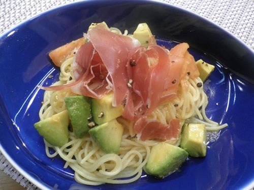 アボカドとトマトの冷製パスタ