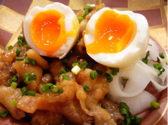 お肉のとろっと炒め煮 半熟玉子のっけ