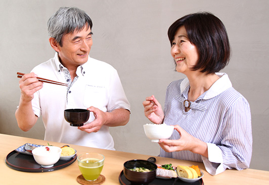 食事中の夫婦