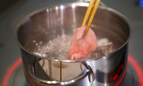 鍋に水を沸騰させ、豚肉をゆでる