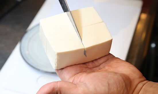 木綿豆腐を十字に切り、皿に盛る。