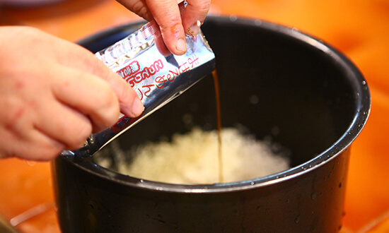  米は炊く30分前に洗って水に浸しておく、釜につゆと塩を入れ軽く混ぜ合わせる