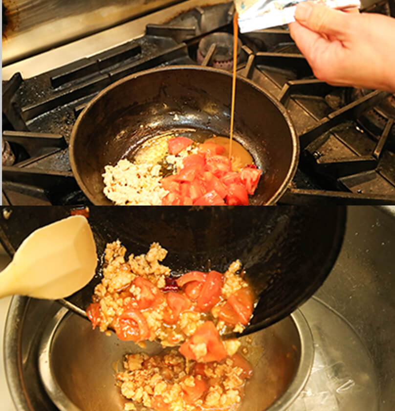炒めた鶏肉にめんつゆとトマトを加えて混ぜ合わせ、氷水で冷やす。