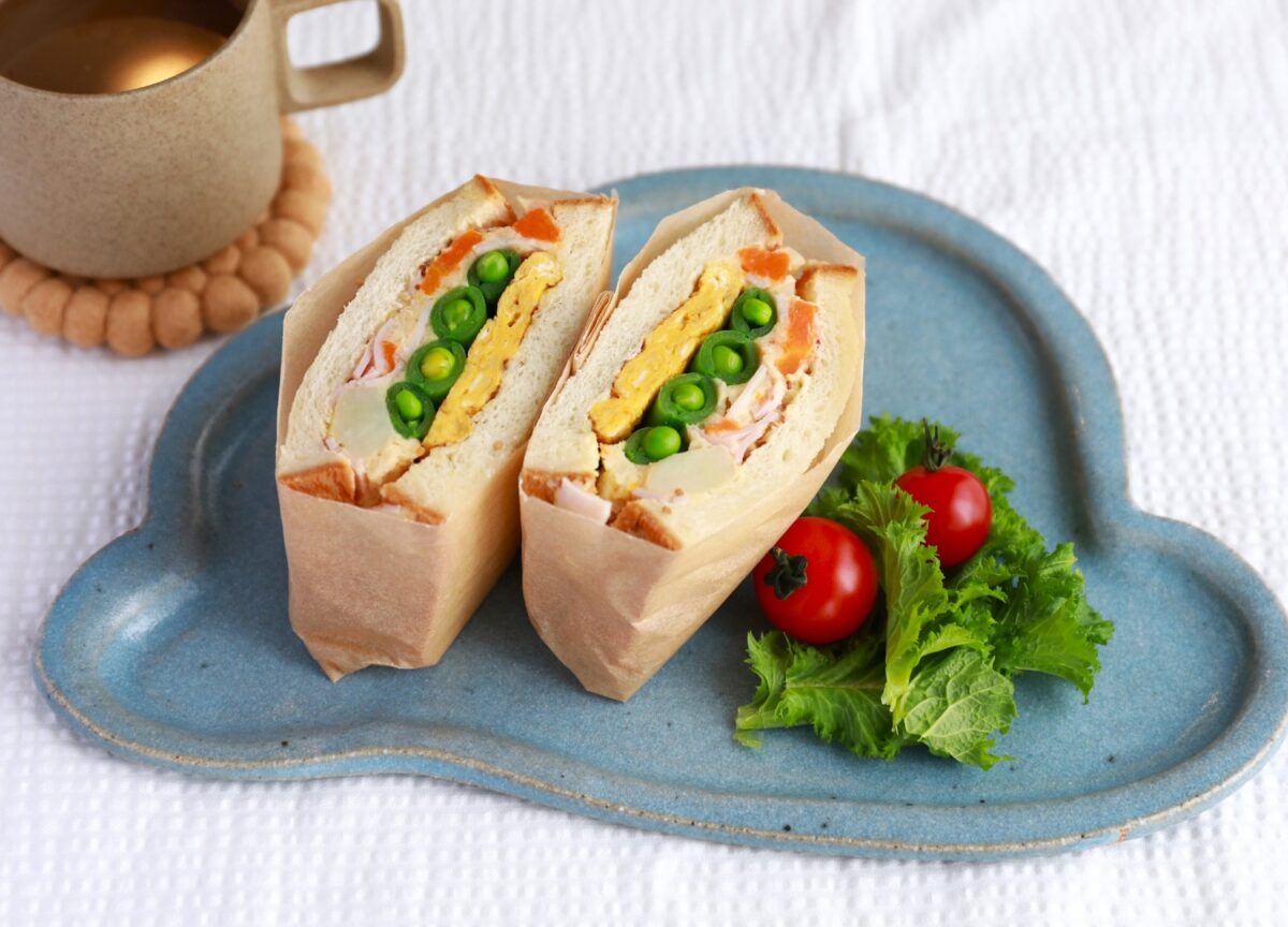 ポテサラとチーズオムレツのサンドイッチ